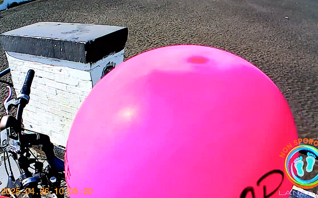 Palloncino sul casco in bici