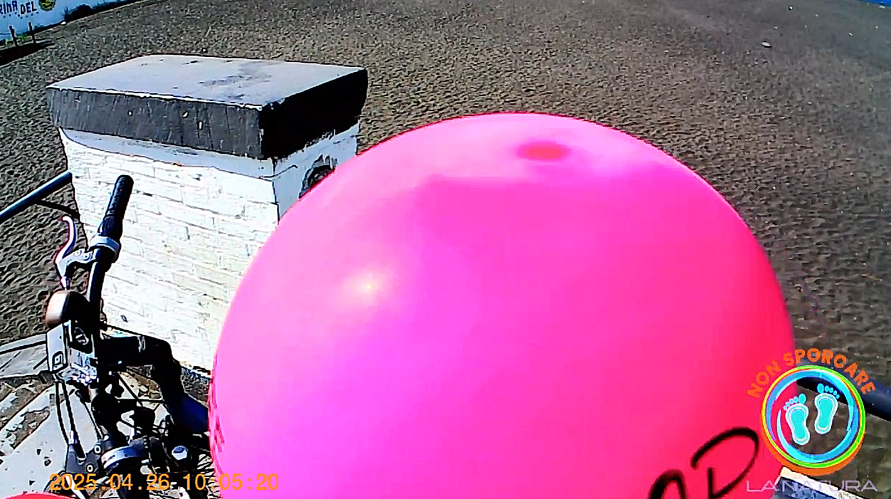 Palloncino sul casco in bici