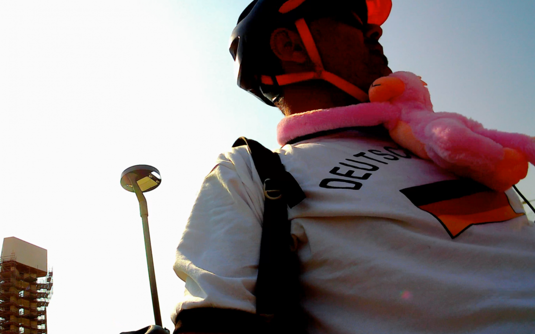 Bike ride con la scimmietta rosa